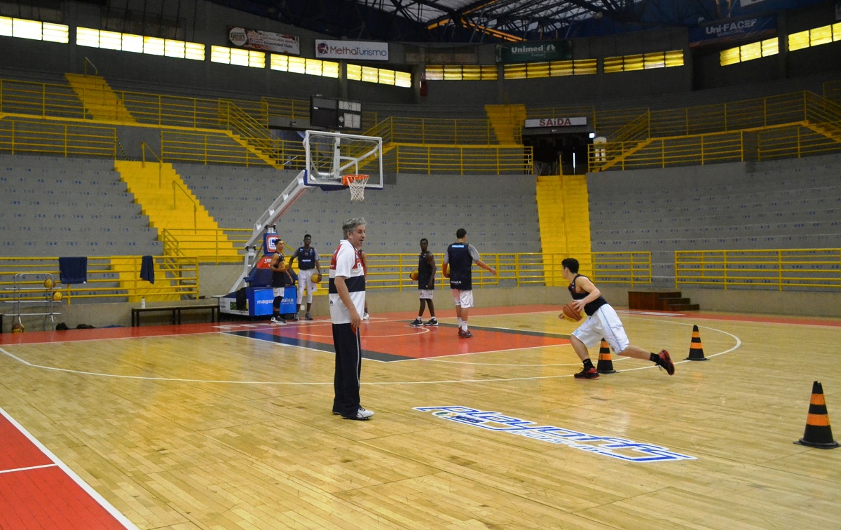 Daniel realizou treino com o elenco para a sequência do Paulista da categoria (Foto: Franca Basquete)